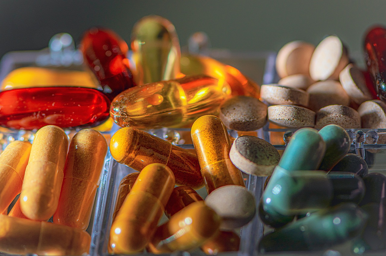 vitaminas, pastillas, farmacia, medicamento, macro, en una caja, medicamentos coloridos, suplementos, farmacéutica, oligoelementos, salud, beneficiarse de, ayuda, cápsulas, médico, omega 3, aceite de pescado, mejora del humor, medicina, píldora, en la tienda, atención médica, cápsula, farmacéutico