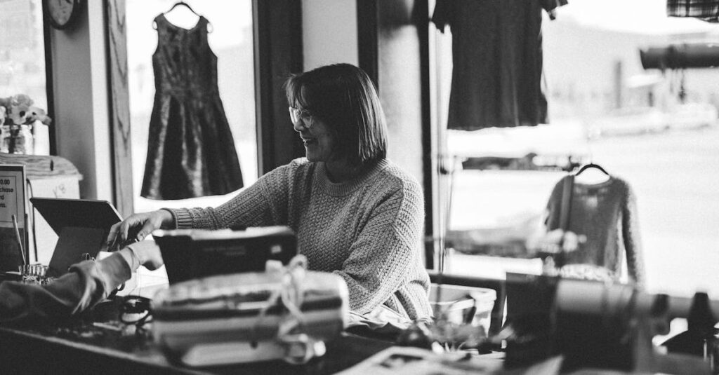 pexels-photo-34478374-34478374 Una mujer ayudando felizmente a un cliente en el mostrador de una tienda de segunda mano en Minnesota, EE. UU.